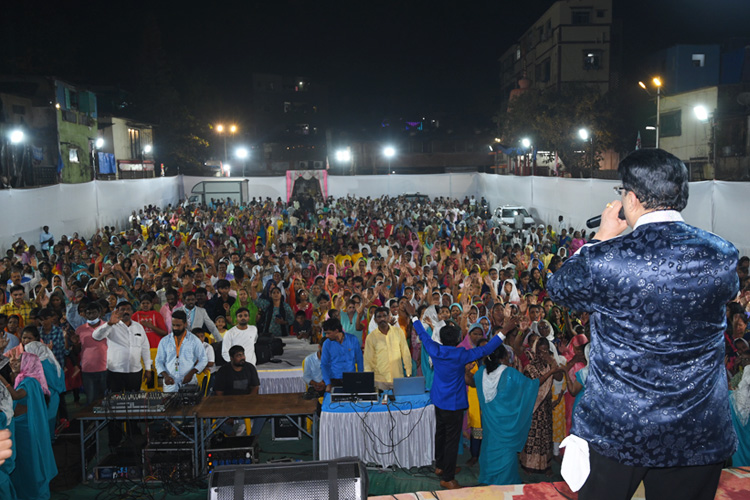 On January 13 and 14, 2024, thousands gathered for Grace Ministry's two-day prayer meeting at Sion on the Mumbai grounds. The two-day prayer assembly drew attendees from around Mumbai in Koliwada, Dharavi.